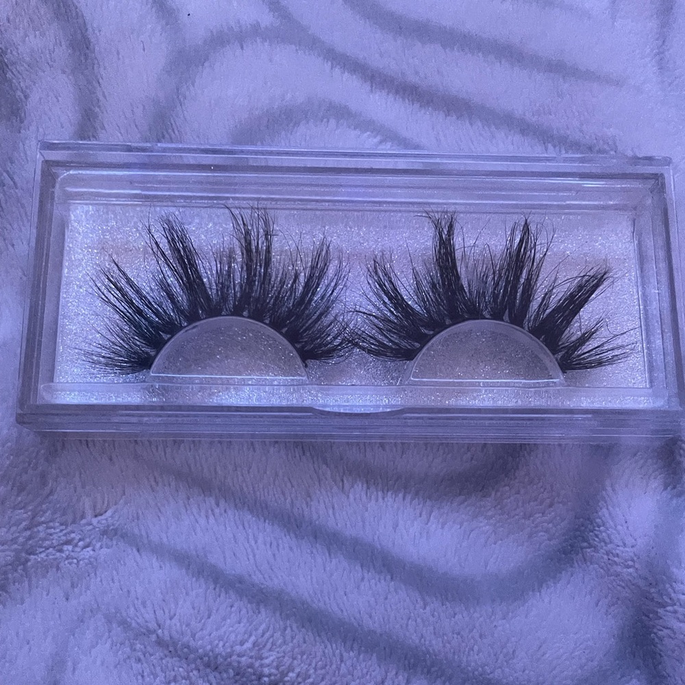 Hi loves! Hope your day is going well. Here is some details on the item above..